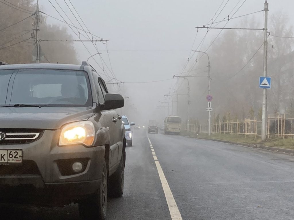 В Рязанской области сотрудники Госавтоинспекции проводят рейд «Встречная полоса»  Сегодня сотрудники Госавтоинспекции проводят в Рязанской области комплексное мероприятие «Встречная полоса», направленное на пресечение нарушений правил дорожного движения, связанных с выездом на полосу, предназначенную для встречного движения.  Согласно ч. 4 ст.12.15 КоАП РФ, за выезд на полосу встречного движения предусмотрено лишение права управления транспортным средством на срок от 4 до 6 месяцев, либо штраф в размере 5000 рублей.