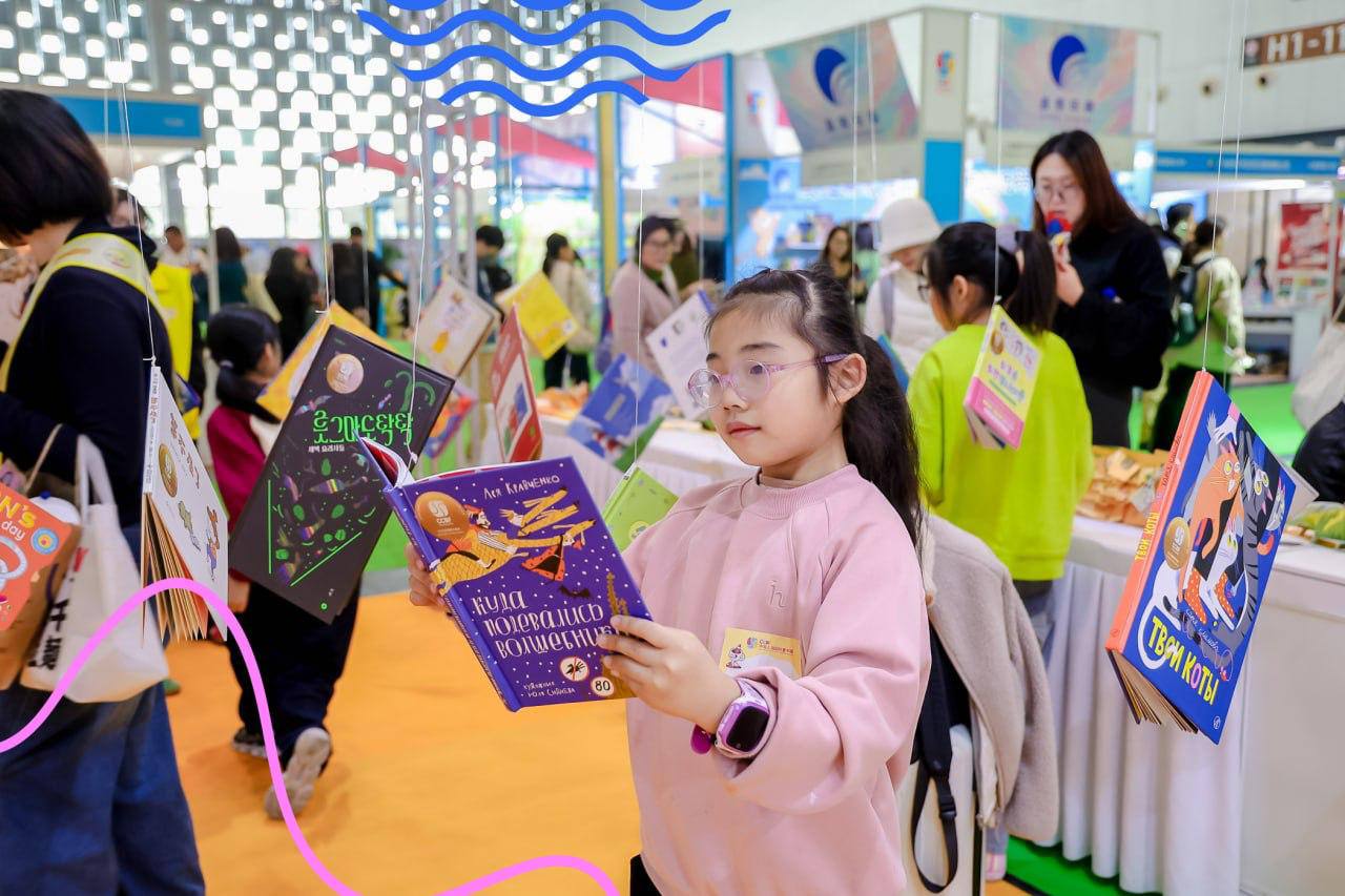 В Китае проявляют большой интерес к современной российской литературе Об этом заявило РИА Новости со ссылкой на Агентство креативных индустрий Москвы В делегацию Москвы вошли 12 ведущих столичных издательств которые представили 450 произведений российских авторов Более 100 из них китайская публика увидит впервые В рамках программы Издательские сезоны Агентства креативных индустрий Москвы запланированы переговоры об экспорте планируется что уже в следующем году российские книги выйдут в Китае