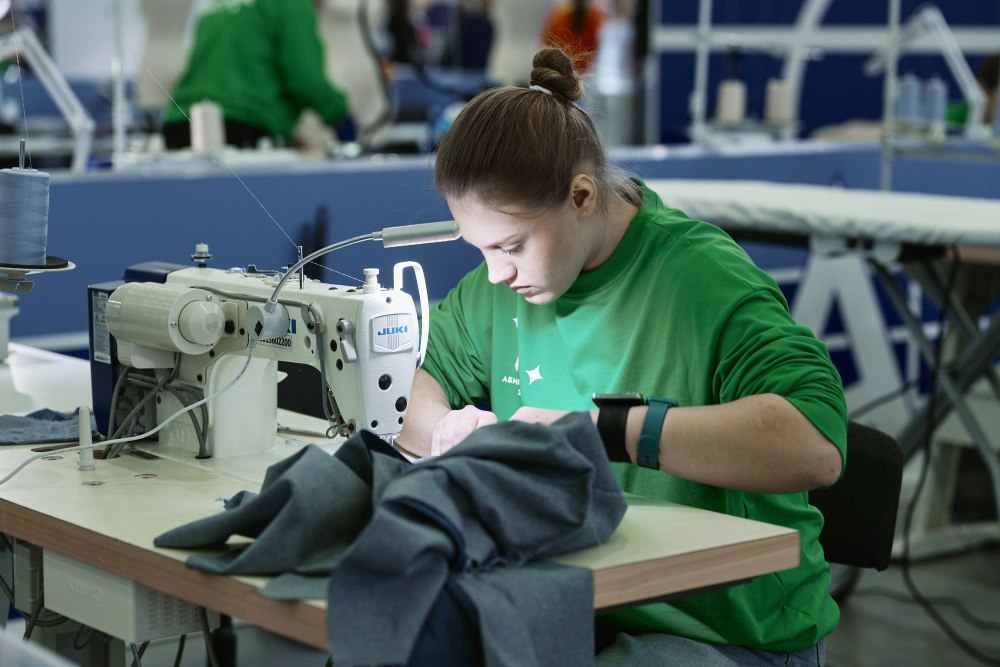 Сергей Кравцов В соревновательную программу региональных чемпионатов Абилимпикс 2026 будут впервые включены новые компетенции В марте стартуют региональные чемпионаты Абилимпикс 2026 года Соревнования традиционно пройдут во всех 89 субъектах Российской Федерации и объединят участников с инвалидностью и ограниченными возможностями здоровья экспертов наставников и работодателей