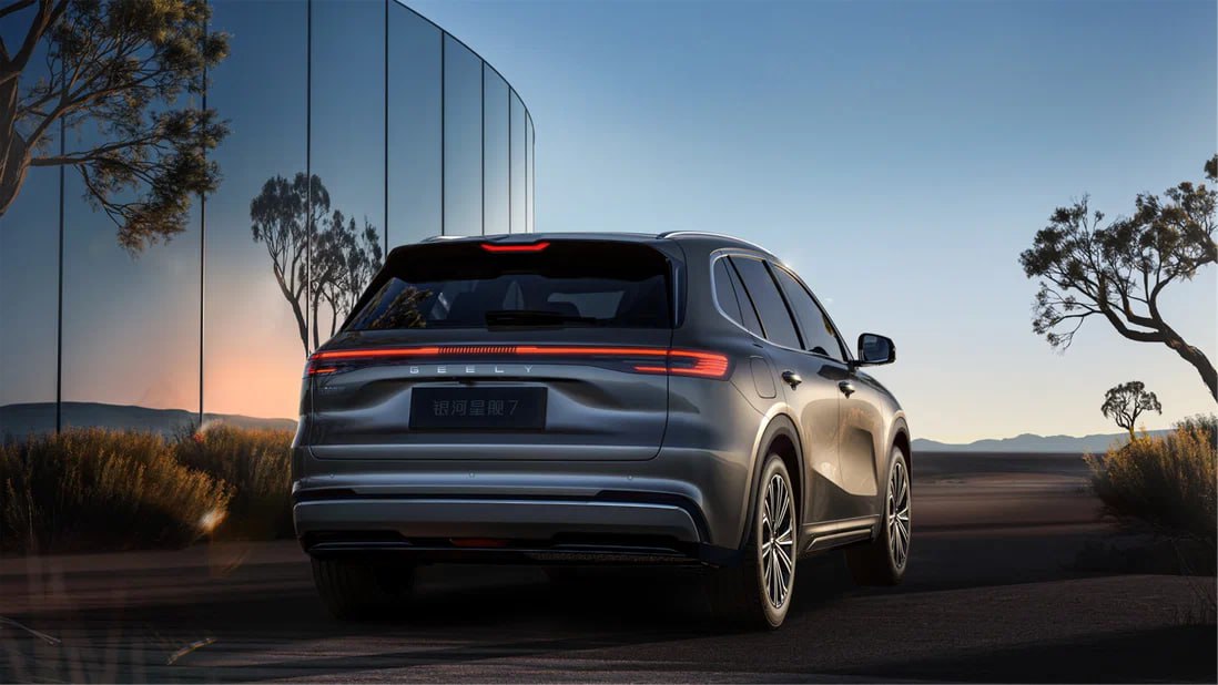 В России официально появится гибридный кроссовер Geely Galaxy Starship 7 Концерн Geely сертифицирует для российского рынка кроссовер Galaxy Starship 7, сообщают «Китайские автомобили». Ожидается, что в нашей стране Starship 7 станет бензоэлектрической альтернативой уже продающемуся батарейному EX5. Galaxy Starship 7 делит с EX5 платформу и отчасти стилистику дизайна кузова. При габаритах 4740х1905х1685 мм гибрид на 125 мм длиннее электрокара, но по расстоянию между осями 2755 мм Starship 7 превосходит EX5 только на 5 мм. В Китае этот вседорожник комплектуется сочетанием 112-сильного полуторалитрового ДВС и электромотора на 218 сил, а также батареями на 8,05 или 19,1 кВт⋅ч.