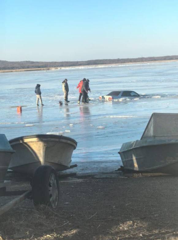 В Тавричанке ушёл под лёд автомобиль