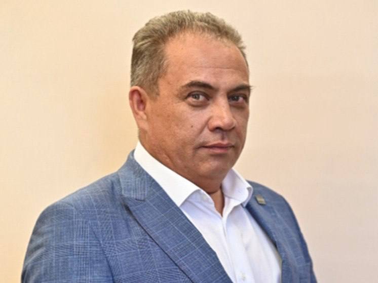 В Бурятии назначен заместитель министра природных ресурсов и экологии Глава Бурятии Алексей Цыденов подписал Постановление о назначении Евгения Полякова на должность государственной гражданской службы Бурятии заместителя министра природных ресурсов и экологии председателя Комитета государственной политики в сфере охраны окружающей среды сохранения биоразнообразия и лесных отношений Евгений Поляков приступит к обязанностям 17 декабря 2025 года Поляков Евгений Николаевич окончил Восточно Сибирский государственный технологический университет освоив специальность Тепловые электрические станции С 2008 г занимал пост мэра города Закаменск в течение десяти лет осуществлял руководство администрацией муниципального образования г Закаменск С 2019 по 2025 год занимал пост заместителя министра строительства и модернизации жилищно коммунального комплекса Республики Бурятия Стаж работы в органах муниципальной и региональной власти более 17 лет Имеет звание Заслуженный работник жилищно коммунального комплекса Республики Бурятия Правительство Бурятии в MAX