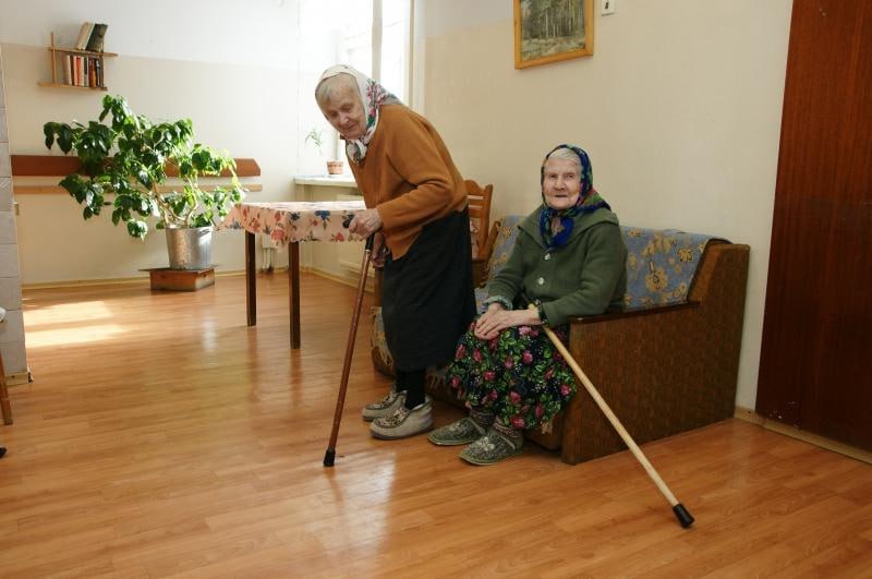 У частных пансионатов для пожилых может появиться звездный рейтинг Обращение с данной инициативой сенатор Олег Голов отправил вице премьеру Татьяне Голиковой Как и в случае с отелями количество звезд будет зависеть от того насколько в частных домах престарелых и пансионатах для инвалидов безопасно и чисто а также соблюдаются ли там противопожарные и санитарные требования Автор инициативы уверен что звездная система позволит создать реестр безопасных организаций проще чем лицензирование и при этом вытеснит теневой бизнес опасный для жизни людей Подписаться на truekpru Читать нас в MAX