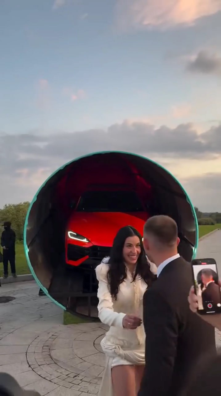 Михаил Литвин подарил жене Lamborghini Urus прямо на свадьбе Блогер с Сахалина не стал мелочиться: на собственной свадьбе он вручил супруге оранжевый Lamborghini Urus — «суперкроссовер» стоимостью более 40 миллионов рублей. Ведущим торжества был Дмитрий Нагиев. Urus — не просто люкс, а один из самых быстрых кроссоверов в мире: V8, 650 л.с., 0–100 км/ч за 3,6 секунды и максимум 305 км/ч. Литвин явно знает, как делать эффектные подарки. #МироваяАвтолента !