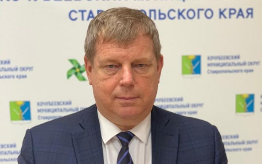 Старожила ставропольской политики Клевцова арестовали. Его обвиняют в участии в афере на 118 млн   Бывшего главу Кочубеевского округа Алексея Клевцова взяли под стражу по делу о мошенничестве, сообщила пресс-служба ГУ МВД России по Ставропольскому краю.  По версии следствия, по госпрограмме «Комплексное развитие сельских территорий» в селе Кочубеевском с апреля 2023 года по март 2024 года шла реконструкция спорткомплекса «Урожай».  Подрядчик часть работ не выполнил, заменил стройматериалы на более дешёвые. При этом бывший глава округа подписал акт приёмки. Сумма ущерба составила более 118 млн рублей.  Алексей Клевцов ушёл с поста руководителя муниципалитета, который он возглавлял более 17 лет, вчера 29 апреля.  «Большая работа была проделана, ещё больше необходимо сделать, потому что останавливаться на достигнутом никогда нельзя», - написал Клевцов в прощальном посте в телеграм-канале.  «ВКонтакте» и в «Одноклассниках», чтобы быть в курсе самых интересных новостей Кавказа.   -Северный Кавказ