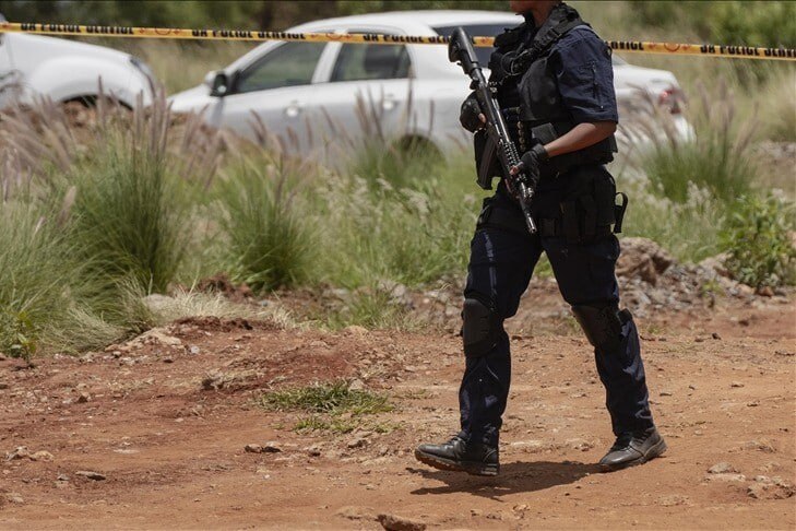 Группа вооруженных людей напала на паб в городке Беккерсдал расположенном в 40 километрах от столицы Южной Африки Йоханнесбурга в результате чего погибли девять человек Как передает Арменпресс об этом пишет Barron s Отмечается что в результате нападения ранены еще 10 человек Около десятка вооруженных людей на двух автомобилях напали на паб открыв огонь по посетителям Они продолжали вести беспорядочную стрельбу даже убегая с места происшествия