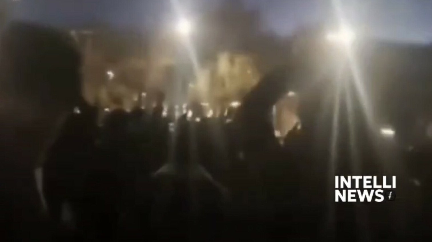 Иран на грани люди жгут мусор и атакуют силовиков из за обвала национальной валюты Иранский риал рухнул до 1 45 млн за доллар что спровоцировало массовые протесты предпринимателей и граждан по всей стране передает ArbatMedia   Прислать новость