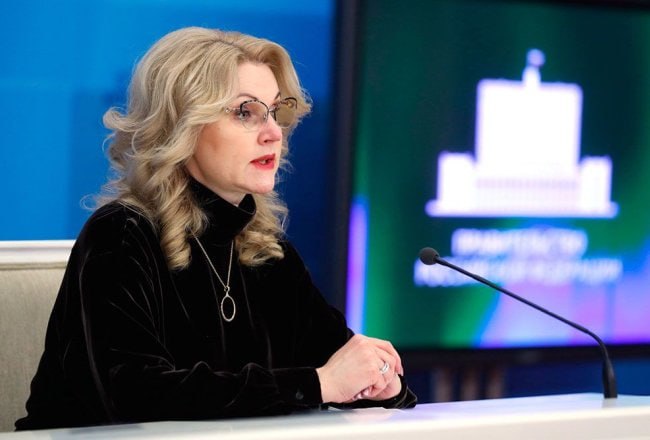 Голикова: Ежегодно в здравоохранение должны приходить 100 тысяч специалистов Один из вызовов для развития российской системы здравоохранения - это географический фактор. Средняя плотность населения в стране составляет только 8,5 человек на квадратный километр, и это требует особого подхода в организации сети государственных медучреждений. Дальнейшее развитие здравоохранения должно проводиться в рамках федеральной стратегии пространственного развития страны, принятой в конце 2024 года. Об этом сообщила сегодня вице-премьер по социальным вопросам Татьяна Голикова на расширенном заседании Коллегии Министерства здравоохранения РФ. Самый серьезный вызов - кадровый голод. "Сейчас средний возраст работников здравоохранения 44,5 года. В других отраслях - немногим более 42 лет. Почти каждый второй врач и медсестра сегодня старше 50 лет 43% от общего числа работников здравоохранения , тогда как в других сферах деятельности этот показатель составляет около 30%. И мы понимаем, что это дополнительная зона кадрового риска для системы здравоохранения", - отметила вице-премьер.