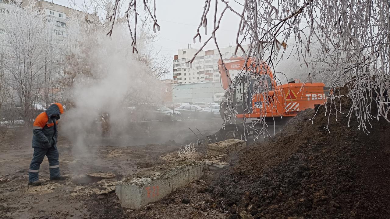 Часть жилых домов на ул. Отрадной в Ульяновске, где выявлено повреждение теплотрассы, перевели на резервную схему теплоснабжения  Сейчас аварийные бригады ведут откачку воды из лотков и начали вскрытие грунта. На месте работают 10 единиц техники.   Прислать новость