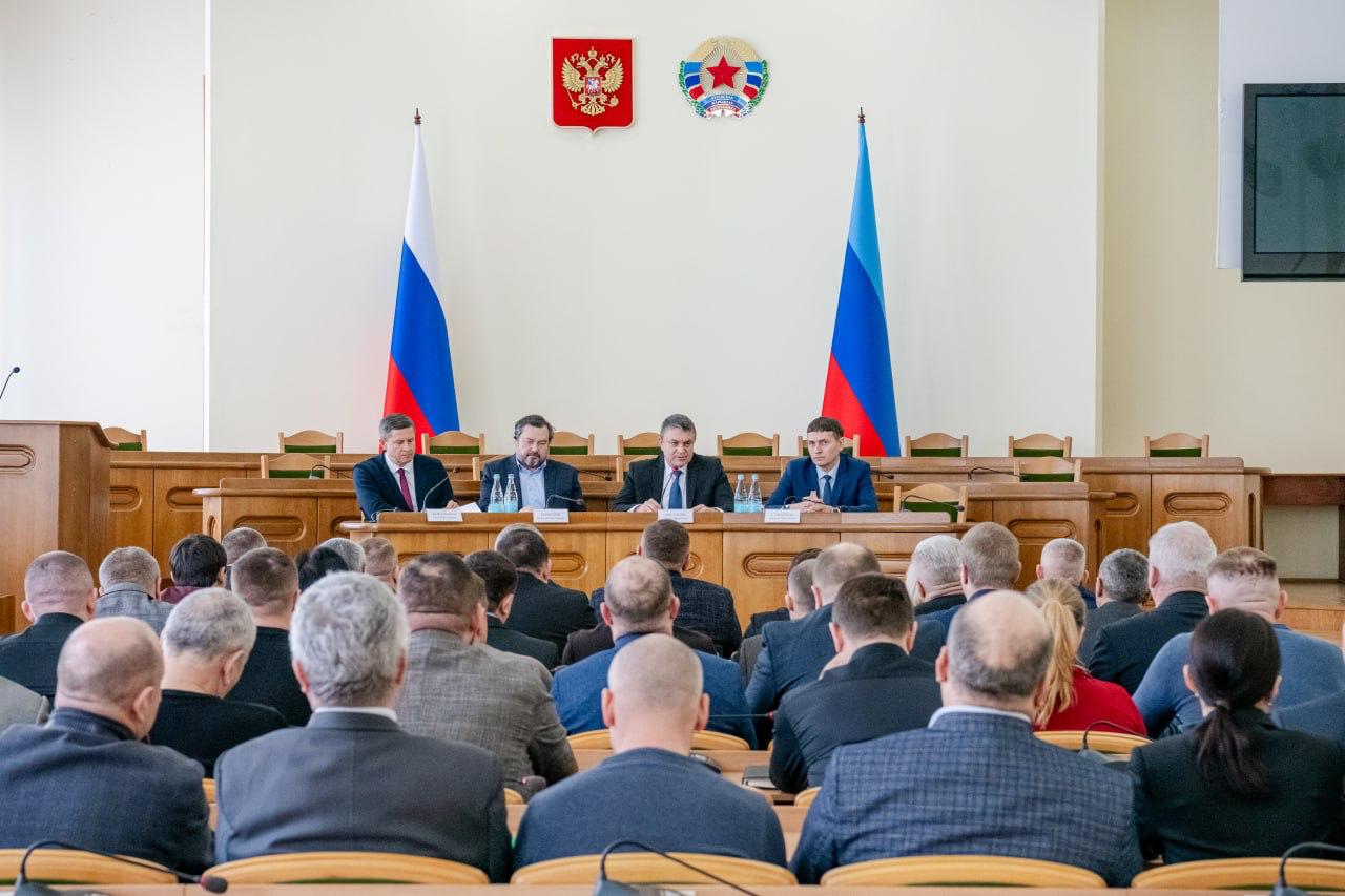 Глава Луганской Народной Республики Леонид Пасечник встретился с представителями ведущих предприятий региона Обсудили вопросы сельского хозяйства промышленности связи и топливно энергетического комплекса   Леонид Пасечник поручил профильным министерствам и ведомствам проработать все поднятые темы и предложить решения   Отдельно он напомнил о поддержке бизнеса через Фонд развития промышленности Луганской Народной Республики В 2025 году фонд поддержал 15 проектов и выдал льготные займы на сумму более 1 4 млрд рублей Власти ЛНР рассчитывают что эта работа поможет предприятиям развиваться и даст рост экономике республики