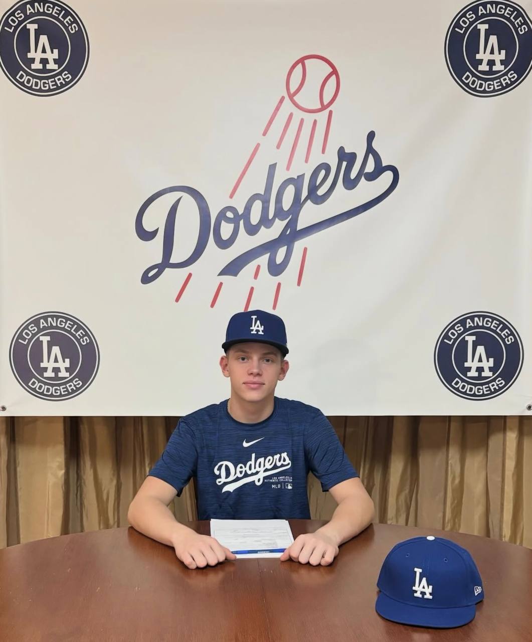 Клуб MLB впервые за 30 лет подписал россиянина Российский бейсболист Рикардо Пуллес Рябов подписал контракт с клубом Лос Анджелес Доджерс об этом сообщается на сайте команды 16 летний кэтчер вошел в список из 22 иностранных игроков с которыми клуб заключил соглашения в статусе свободных агентов и стал первым гражданином России в Главной бейсбольной лиге MLB за 30 лет Пуллес Рябов имеет российское гражданство его отец кубинец а мать русская В 2019 году он выступал за юношескую сборную России на первенстве Европы в Чехии Также играл за клуб Москвич в составе которого в 2024 году занял первое место на XII Спартакиаде учащихся России и за сборную Испании на юниорском чемпионате Европы в том же году Последним представителем России в лиге до этого момента был Андрей Селиванов подписавший контракт с Атланта Брэйвз в 1995 году однако он выступал только за фарм клубы и ни разу не сыграл в основе Лос Анджелес Доджерс Подписаться на РБК Спорт