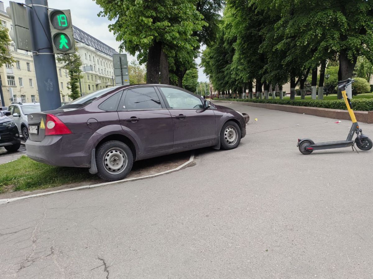 Иномарка сбила женщину на тротуаре на Кирова Предварительно, «Форд Фокус» вылетел с автомобильной дороги на тротуар, где сбил женщину. Свидетели происшествия сообщают, что женщина скончалась на месте. Тело уже убрали с места аварии. Водитель остался пока сидеть в салоне автомобиля. ↗ Прислать новость Подписаться