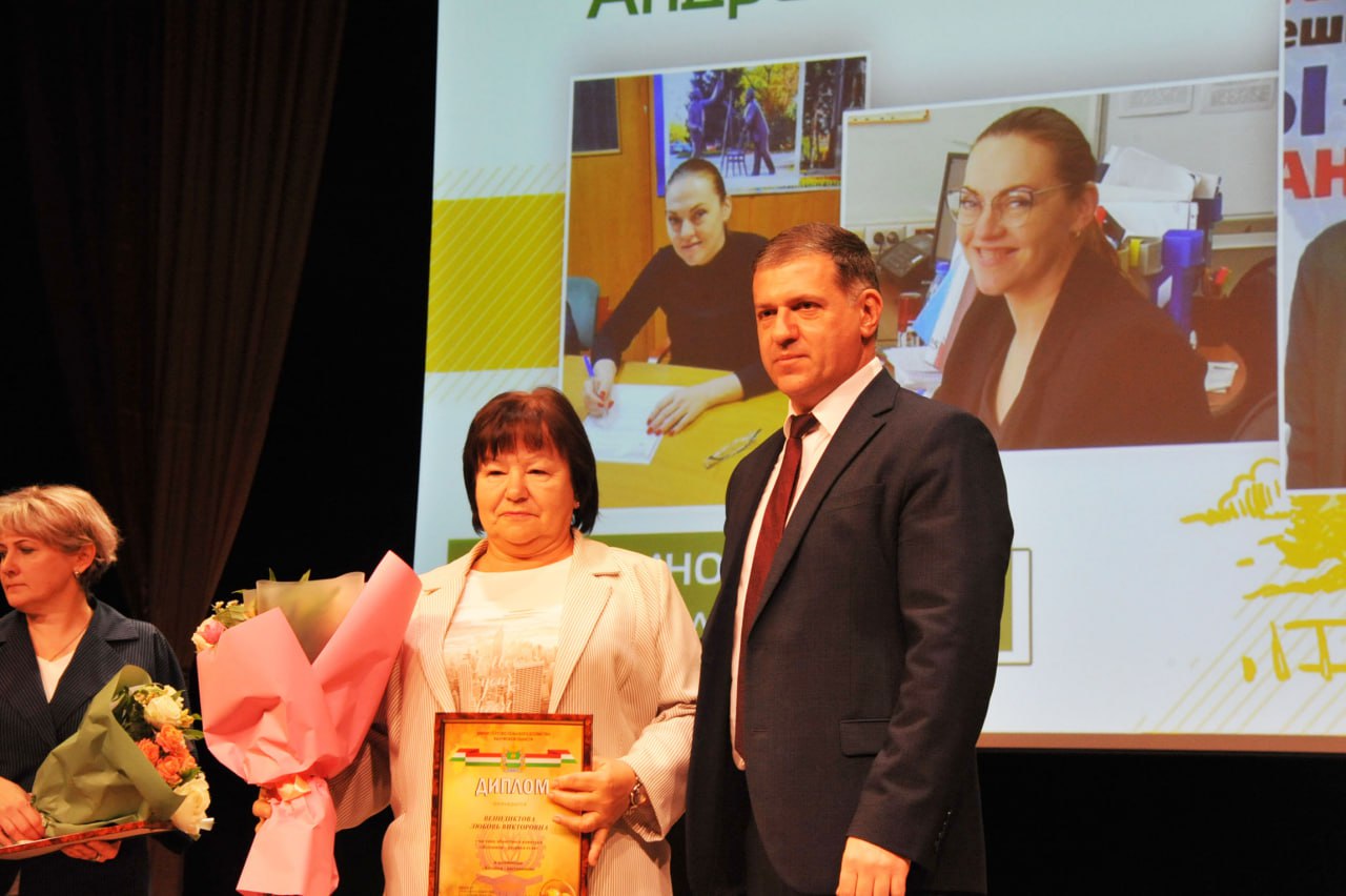 В Калуге вручили награды хозяйкам села В Инновационном культурном центре 28 октября принимали поздравления победительницы конкурса Женщина хозяйка села который проводился по десяти номинациям Хозяйка наставница Молодая хозяйка села Гордость и слава села Хозяйка своего дела Работаю на земле Материнский подвиг Хозяйка сельской усадьбы Кладезь мудрости Патриот своей малой Родины и Дружу со спортом Глава Минсельхоза Александр Ефремов вручил награду Любови Венедиктовой из поселка Мятлево Износковского округа Она получила максимальный балл в номинации Хозяйка наставница В этой номинации состязались главы администраций сельских поселений и другие руководители Участницами конкурса в этом году стали 76 сельских жительниц из 20 муниципальных округов Министр отметил что все участницы конкурса достойны наград и поблагодарив их за труд Мы вас любим ценим и всегда с вами сказал он