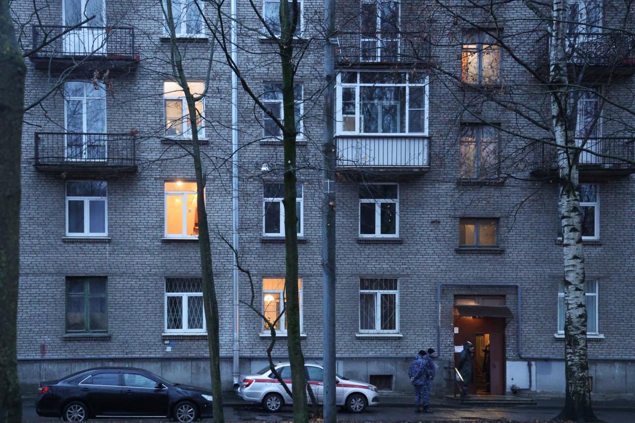 Опасность для расселенного жилого дома 29 20 по 1 му Муринскому проспекту ликвидирована жильцы возвращаются в свои квартиры Все контролируемые параметры остаются в пределах допустимых значений Зафиксирована стабилизация грунта Мониторинг будет продолжаться с целью своевременного выявления любых изменений и обеспечения безопасности сообщили в Смольном Напомним что вечером 20 октября на улице Харченко возникло технологическое нарушение в зоне водо насыщенных грунтов и шахты тоннельного канализационного коллектора просел асфальт Людей из ближайшего дома эвакуировали в школу После этого в зоне просадки дороги проведен монтаж шпунтового ограждения Это позволило стабилизировать грунт и локализовать техническое нарушение Фото пресс служба губернатора Санкт Петербурга gov spb ru Подпишись на Город