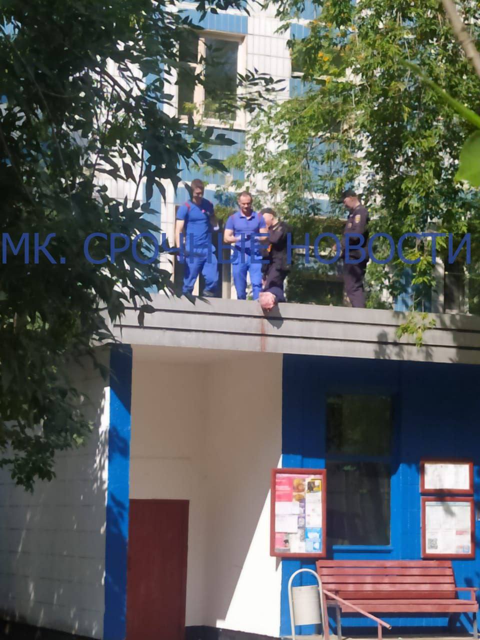 Труп мужчины обнаружен на козырьке подъезда дома по Братеевской улице. Судя по всему суицид. На месте оперативные службы.