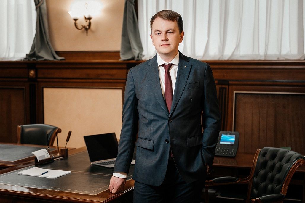 Экс ректора Томского политеха оправдали по одному из двух уголовных дел Кировский районный суд Томска 7 ноября оправдал бывшего ректора ТПУ Дмитрия Седнева по делу о злоупотреблении полномочиями в связи с отсутствием состава преступления говорится в карточке дела Седнева обвиняли в необоснованной выплате 2 1 миллиона рублей бывшему директору инженерной школы ТПУ Интеллектуальные энергетические системы Этот пост занимал спецпредставитель Росатома по международным и научно техническим проектам Вячеслав Першуков Сейчас тот же суд рассматривает другое дело против Седнева по статьям о растрате и злоупотреблении полномочиями По версии следствия ректор устроил на работу в вуз человека который на самом деле не работал и выплатил ему больше пяти миллионов рублей зарплаты По второму делу вместе с Дмитрием Седневым проходят экс проректор ТПУ Мария Моисеенко и предпринимательница Наталья Янцен Подписывайтесь на tv2news1 и присылайте нам свои новости через tv2today bot