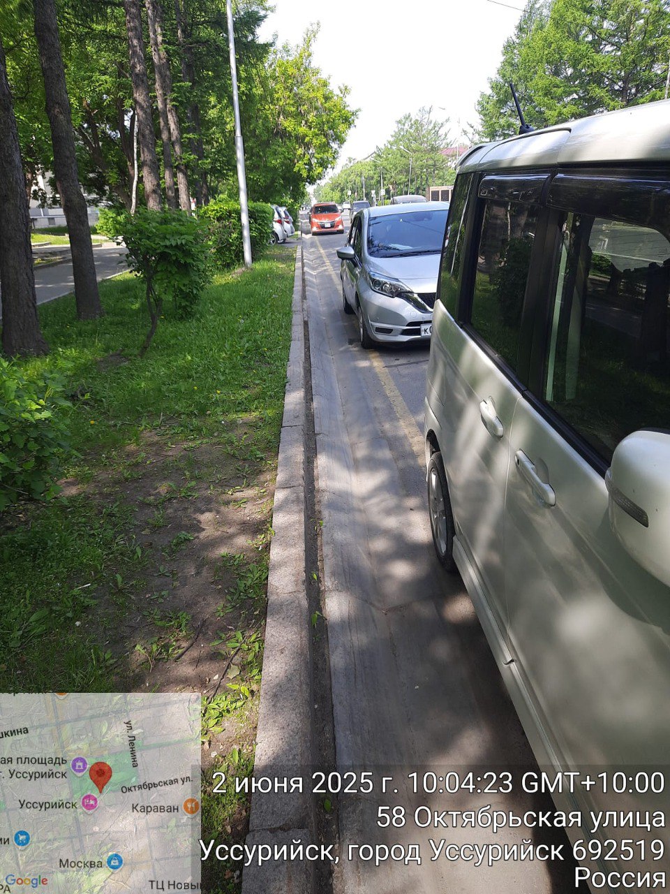 Сегодня в Уссурийске ведутся плановые работы по благоустройству дорожной сети. На улице Артёмовской выполняется профилирование дорожного покрытия, а на Октябрьской завершена очистка ливневых стоков. Эти мероприятия направлены на: улучшение качества дорожного покрытия предотвращение подтоплений в период дождей обеспечение безопасности дорожного движения Администрация призывает автомобилистов быть внимательными при движении в зоне проведения работ и соблюдать установленные дорожные знаки. Также в рамках плановых мероприятий по содержанию городских дорог в ночь на 1 июня была проведена механическая очистка дорожных покрытий с бордюрным камнем на улицах Ушакова и Горького. Для выполнения работ использовалась вакуумная подметальная машина, которая позволяет: эффективно удалять пыль и мелкий мусор очищать труднодоступные места у бордюрного камня минимизировать шумовое воздействие Отметим, проведение таких работ в ночное время позволяет поддерживать чистоту городских улиц, не создавая неудобств жителям и участникам дорожного движения в дневное время.