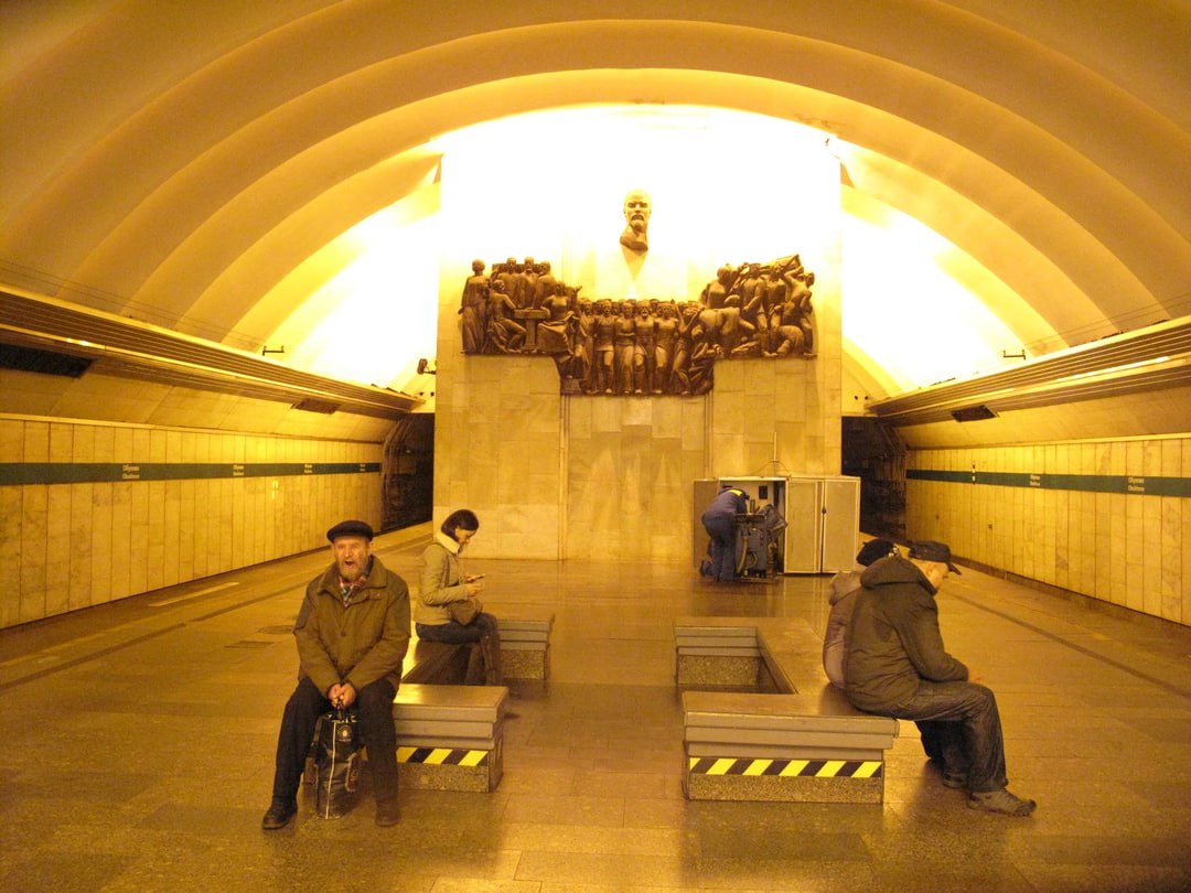 В Петербурге на капремонт закроют еще одну станцию метро «Петербургский метрополитен» ищет подрядчика для разработки проектной и рабочей документации капитального ремонта станции «Обухово». Работы затронут как вестибюль, так и наклонный ход. Аукцион был объявлен незадолго до Нового года, а стартовая стоимость контракта составляет 45,1 млн рублей. Завершить проект необходимо к 31 июля 2026 года. Согласно техническому заданию, на станции хотят сделать: замену инженерных сетей, капитальный ремонт помещений и кровли и восстановление исторического освещения по архивным фотографиям. Напомним, одновременно метрополитен объявил конкурс на проект капитального ремонта одного из вестибюлей станции «Площадь Восстания», где также планируется замена эскалаторов. Кроме того, готовится закрытие до 2027 года станции «Парк Победы». На данный момент в Петербурге закрыты станции «Фрунзенская»  на реконструкцию  и «Удельная»  на ремонт .