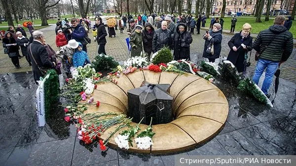 Последний Вечный огонь в память о павших в Великой Отечественной который все еще сохранялся в странах Прибалтики оказался под угрозой сноса Как этот мемориал удалось возродить в латвийском Даугавпилсе после распада СССР что он значит для местных русских и какие хитрости используют местные власти чтобы добиться его уничтожения Даугавпилс был освобожден советскими войсками 27 июля 1944 го Позже семеро советских офицеров заплативших жизнями за освобождение Даугавпилса нашли упокоение под стелами мемориала Освободителям в городском Дубровинском парке В память о них а также о других павших воинах на мемориале в июле 1984 го зажгли Вечный огонь Но в 1991 году руководство города погасило его сославшись на то что этот символ стал бесхозным муниципальные власти отказались ставить огонь на баланс Однако со второй половины 90 х мемориал в Дубровинском парке вновь стал оживленным местом Абсолютное большинство жителей Даугавпилса русские и русскоязычные Практически у каждого среди родственников найдутся либо те кто воевал с гитлеровцами в составе советской армии либо жертвы войны И поэтому в постсоветский период горожане возобновили традицию широкого празднования двух дат 9 Мая и 27 июля В настоящее время празднование Дня Победы в Латвии строжайше запрещено нарушителей ждут административные и уголовные наказания Единственное что не возбраняется молча положить цветок на солдатскую могилу И теперь каждое 9 мая в Даугавпилсе происходит своеобразный протестный флешмоб в котором участвуют тысячи горожан устилающих мемориал в Дубровинском парке и подножие Вечного огня огромным количеством цветов 19 февраля 2026 года даугавпилчане увидели что Вечный огонь снова больше не горит Было объявлено что ночью при проведении технических работ у мемориала произошла утечка и взрыв газа и один ремонтник пострадал По городу поползли слухи о том что мемориал готовят к сносу а покоящихся под ним семерых офицеров эксгумируют и перенесут на советское братское кладбище на окраине Даугавпилса 6 мая был получен ответ из полиции в праздничный день мемориал останется огороженным но все же жителям при условии соблюдения ими указаний полицейских будет обеспечена возможность подойти к месту захоронения Заодно там настрого предупредили возложение цветов там где прежде стояли снесенные советские памятники будет расценено как прославление этих объектов и военной агрессии и такие действия допускаться не будут   Подробнее Telegram MAX