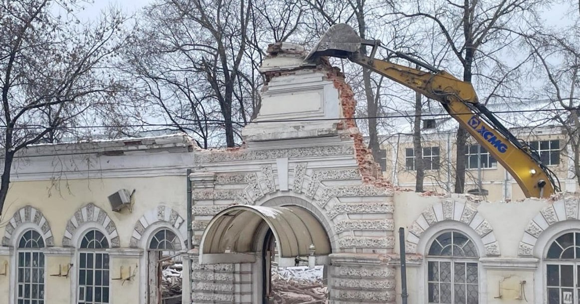 На Комсомольской площади снесли Товарную контору Петербурго-Московской железной дороги  Снос начался прямо 1 января. Остановить его было невозможно, поскольку здание, несмотря на свой возраст и очевидные архитектурные достоинства, не является памятником по документам.   «Москва, не изменяя своим многолетним традициям, в новогодние праздники лишилась исторического здания Товарной конторы Петербурго-Московской железной дороги», — пишут градозащитники в сообществе «Наступление на наследие».  Одноэтажный павильон был построен в 1880-е годы — его фасады украшала лепнина, рустованный портал и «дворцовые» окна. Здание хорошо было видно с платформы Каланчевская, которая теперь носит название Площадь трех вокзалов. Снос прошел тихо, потому что в этой части Комсомольской площади почти никто не бывает — дом фактически расположен на территории, принадлежащей РЖД.