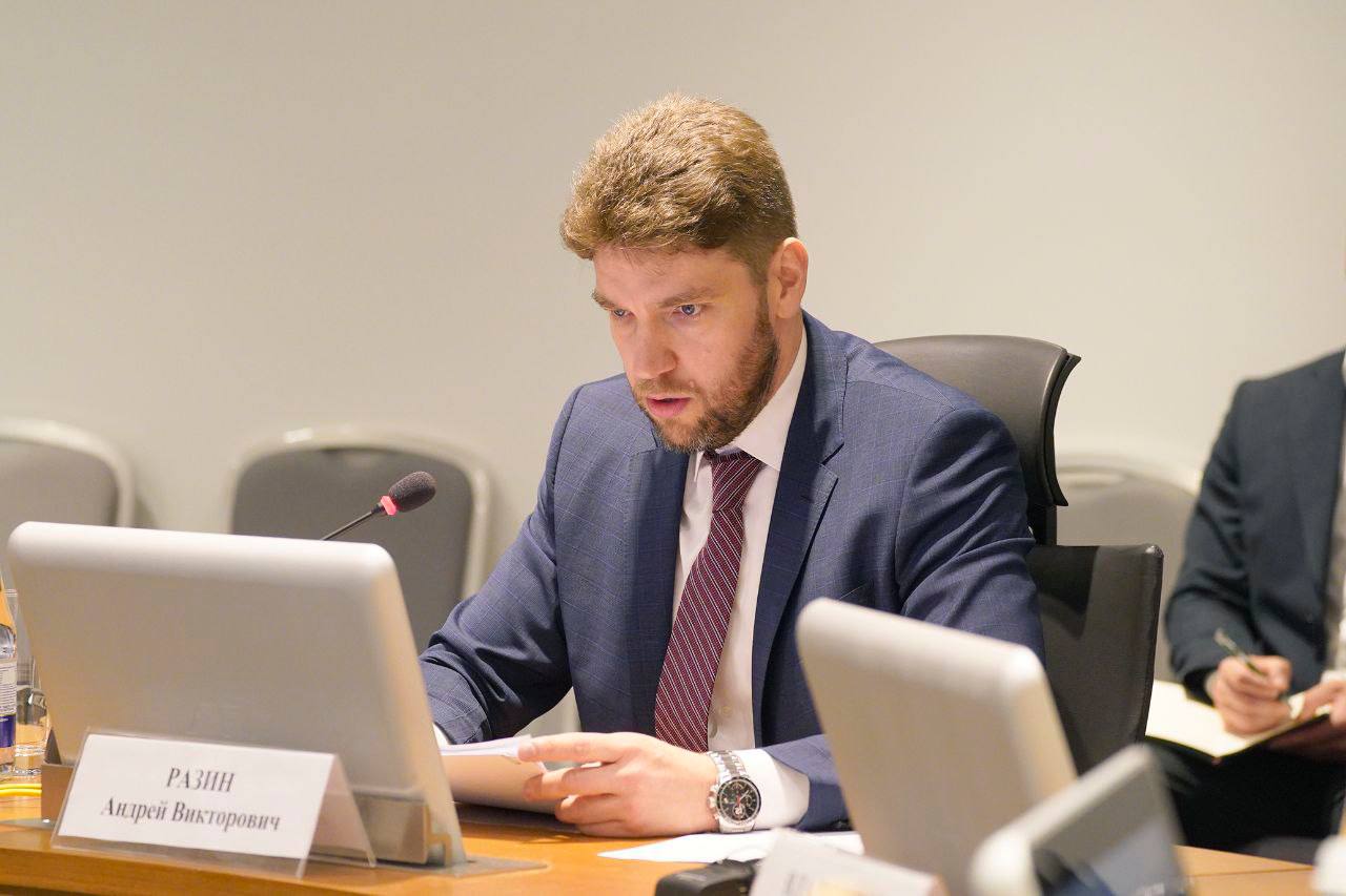 Ставрополье готово к жатве. Доложил сегодня об этом вице-премьеру Правительства РФ Дмитрию Николаевичу Патрушеву на всероссийском совещании. Вместе с замминистра сельского хозяйства РФ Андреем Викторовичем Разиным подключились к нему из Минводы ЭКСПО. В этом сезоне предстоит убрать 2,4 млн га зерновых. Планируем начать в жатву до конца месяца, как позволит погода. Делаем все, чтобы поддержать сельских тружеников. Почти половину годового объема господдержки уже довели до получателей. Запасы удобрений и ГСМ у сельхозпроизводителей созданы. Все сезонные работы в графике. Поблагодарил Правительство РФ и Минсельхоз за внимание и отклик на вызовы, с которыми сталкиваются регионы. В условиях высокой процентной ставки важной мерой поддержки аграриев стали субсидии на льготное кредитование. Ставрополью на эти цели выделили 1,4 млрд рублей, это хорошее подспорье для отрасли. Рассчитываем, что в этом году ставропольский каравай будет добрым. Для земляков, для всей России. Аграриям желаю хорошей погоды.