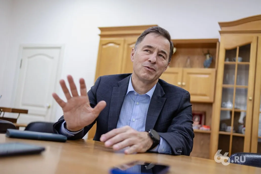 Медицинский прорыв пообещал новый главврач 24 й больницы Александр Гальперин считает что сможет решить все проблемы доставшиеся от предшественника В частности закрыть задолженность найти врачей и создать в Екатеринбурге передовую неотложку где будут принимать экстренных пациентов любого профиля Как Гальперин собирается поднимать региональную медицину с долгом в 400 млн рублей он рассказал в интервью журналисту 66 RU Михаилу Старкову на связи в TG MAX VK