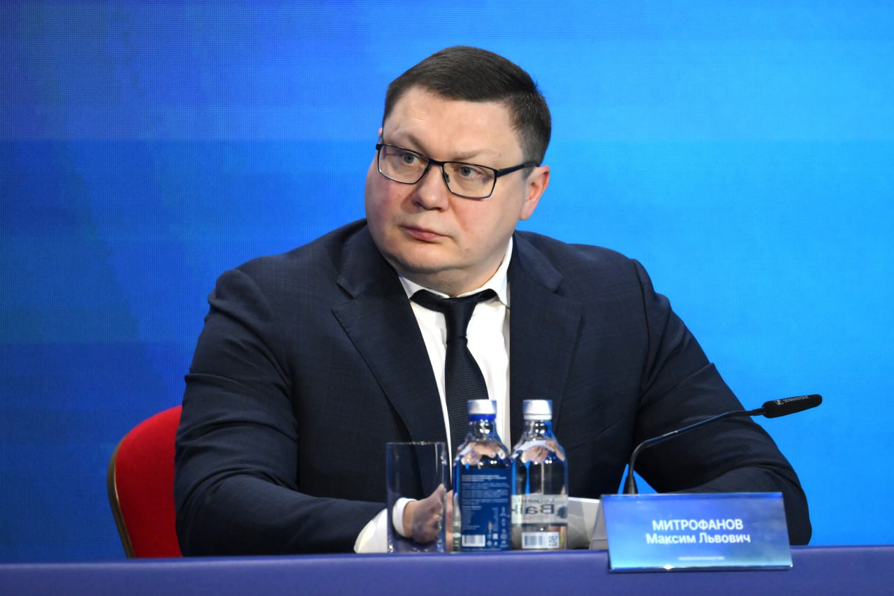 В РФС заявили, что в ФИФА и УЕФА готовы к возвращению российских клубов в еврокубки Вот что сказал Матч ТВ Максим Митрофанов: Вы верите, что в следующем году нас могут вернуть в еврокубки? «По той тенденции, которая выстраивается в коридорах ФИФА и УЕФА, мне кажется, да. Все уже готовы. Будет ли влияние политиков – да. Особенно, ряда европейских стран. У некоторых из них на уровне законов чуть ли не уголовная ответственность за факт переговоров» РИА Новости/Григорий Сысоев