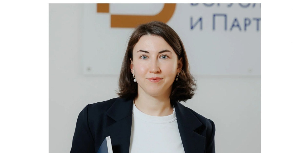 Маркетплейс после победы над Росгосстрахом хотел взыскать с него 1 6 млн р за услуги адвоката Как стало известно АСН страховой маркетплейс Нэтворкс победивший Росгосстрах попытался возместить свои судебные издержки Он обратился в АС Москвы с заявлением о взыскании с РГС судебных расходов в размере почти 1 6 млн р из которых 927 тыс это допвознаграждение представителя плюс транспортные расходы и расходы на проживание и 630 тыс оплата его услуг Интересы Нэтворкс в суде представляла адвокат из Санкт Петербурга Татьяна Агаркова Но московский арбитраж отказал во взыскании полной суммы снизив ее до 133 тыс р 6 тыс из которых это плата за проживание адвоката Решение первой инстанции устояло в 9 арбитражном апелляционном суде Он решил что допвознаграждение установленное в результате соглашения заказчика и исполнителя юруслуг не может быть взыскано в качестве судебных расходов с оппонента заказчика который стороной указанного соглашения не является