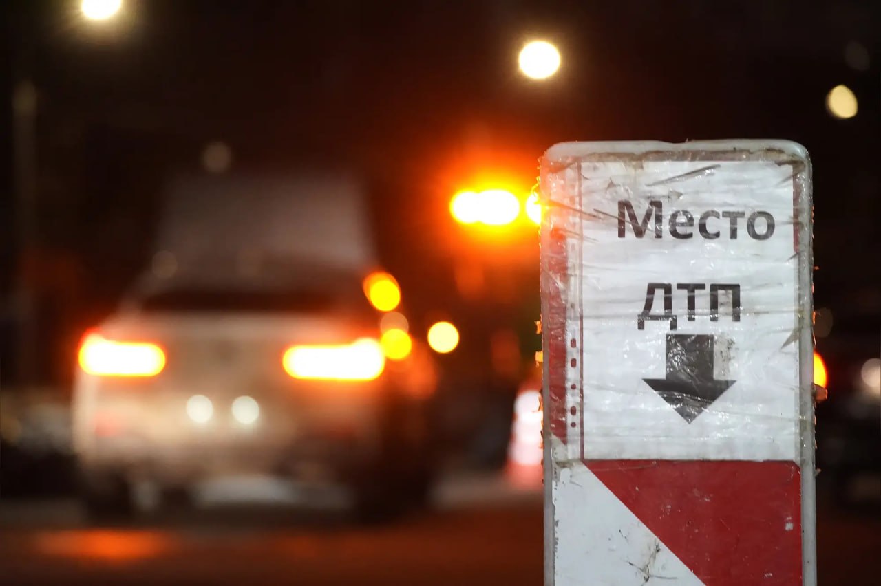 Пешеход погиб под колёсами автомобиля на трассе «Дорога жизни» Накануне вечером на 7-м километре «Дороги жизни» 42-летний петербуржец на «Skoda Kodiaq», двигаясь в сторону Всеволожска, сбил 39-летнего пешехода. Мужчина переходил дорогу в 6 метрах от «зебры». В результате ДТП от полученных травм пешеход скончался на месте. За 2025 год у нарушителя 8 раз привлекали к административной ответственности за нарушение скорости. Решается вопрос о возбуждении уголовного дела. ИЗВЕСТИЯ/Эдуард Корниенко Подписаться Прислать новость