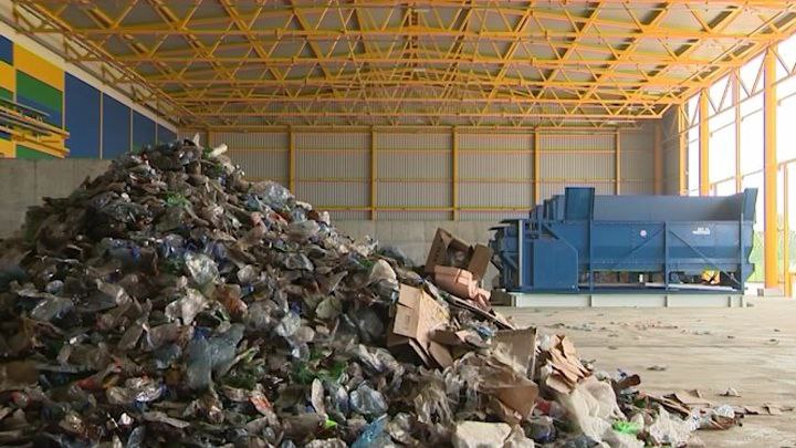 К строительству мусоросортировочного завода приступают в Оренбурге В ходе прямой линии к губернатору Оренбургской области Евгению Солнцеву поступило множество вопросов связанных с организацией вывоза твёрдых коммунальных отходов Глава региона зафиксировал все озвученные в эфире адреса По каждому из них в ближайшее время проведут проверку и примут меры Евгений Солнцев отметил что за последние девять месяцев ситуация с вывозом мусора заметно изменилась к лучшему Особенно в Оренбурге Ключевым шагом стало обязательное требование к арендаторам коммерческих помещений магазинам и другим предприятиям заключать договоры на вывоз отходов с региональным оператором Прежде бизнес нередко пользовался контейнерными площадками оплачиваемыми жителями многоквартирных домов Оренбурга Контроль за соблюдением правил уже дал ощутимые результаты Только в Оренбурге к сентябрю инспекторы выписали порядка 50 штрафов компаниям которые не оформили договор с регоператором Общая сумма взысканий превысила 4 млн рублей Работа в этом направлении будет продолжена Евгений Солнцев также сообщил что проект мусоросортировочного завода успешно прошёл экспертизу Он позволит сортировать 25 отходов Строительство планируют начать в ближайшее время Скоро объявят тендер на выбор подрядчика Завод разместится в Оренбурге Одновременно ведётся обсуждение строительства завода в Орске однако окончательное решение пока не принято Губернатор отметил что некоторые работы связанные со строительством мусоросортировочного завода начнутся уже в этом году ВЕСТИ ОРЕНБУРЖЬЯ в telegram в MAX