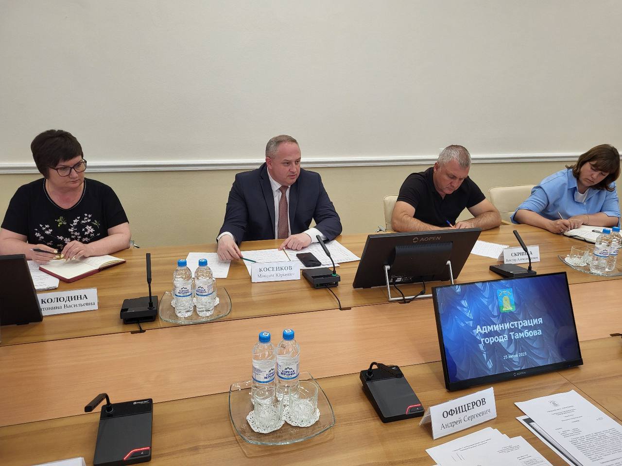 Сегодня Тамбовская городская Дума приняла решение о назначении выборов депутатов восьмого созыва на 14 сентября. Новый состав депутатского корпуса городской Думы будет избран в единый день голосования одновременно с выборами Главы Тамбовской области.    Вместе с председателем областной избирательной комиссии Андреем Офицеровым провели совместное совещание, посвящённое вопросам подготовки к предстоящим выборам в части создания необходимых условий для работы избирательных комиссий.   В Тамбове будет образовано 128 избирательных участков, их работу организуют почти 1750 членов участковых комиссий. Задача администрации города — оказать максимальное содействие в проведении выборов, подготовить места для голосования и создать комфортные условия для избирателей и членов комиссий.
