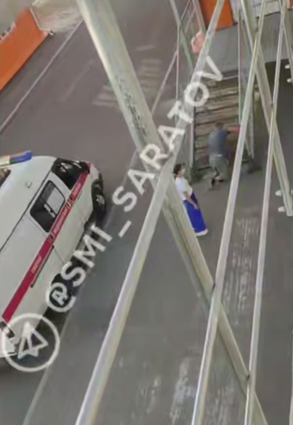 Инвалиду пришлось ползти по ступенькам чтобы попасть в саратовскую больницу Случившееся запечатлели на камеру Очевидцы рассказали что пациента привезли в Саратовскую областную инфекционную больницу на машине скорой помощи На кадрах видно как медработник не стал помогать мужчине подняться по лестнице Кресло каталку больному также не предоставили Забираться по лестнице в больницу ему пришлось самостоятельно на четвереньках Как прокомментировали редакции Саратов 24 в минздраве ситуация находится на контроле областного ведомства по данному факту в настоящее время проводится проверка Прислать новость Подписаться на Саратов 24