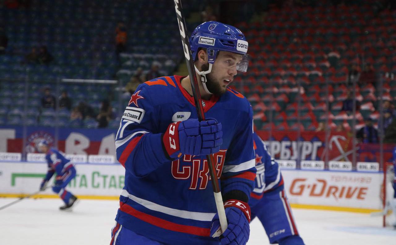 Бывший хоккеист Динамо и Спартака Артем Федоров умер в возрасте 32 лет Об этом сообщила пресс служба Сочи последнего клуба за который Федоров играл в КХЛ в 2023 году Причины смерти спортсмена не уточняются Федоров выступал в разные годы за московские Спартак и Динамо Также был игроком СКА и Салавата Юлаева Global Look Press