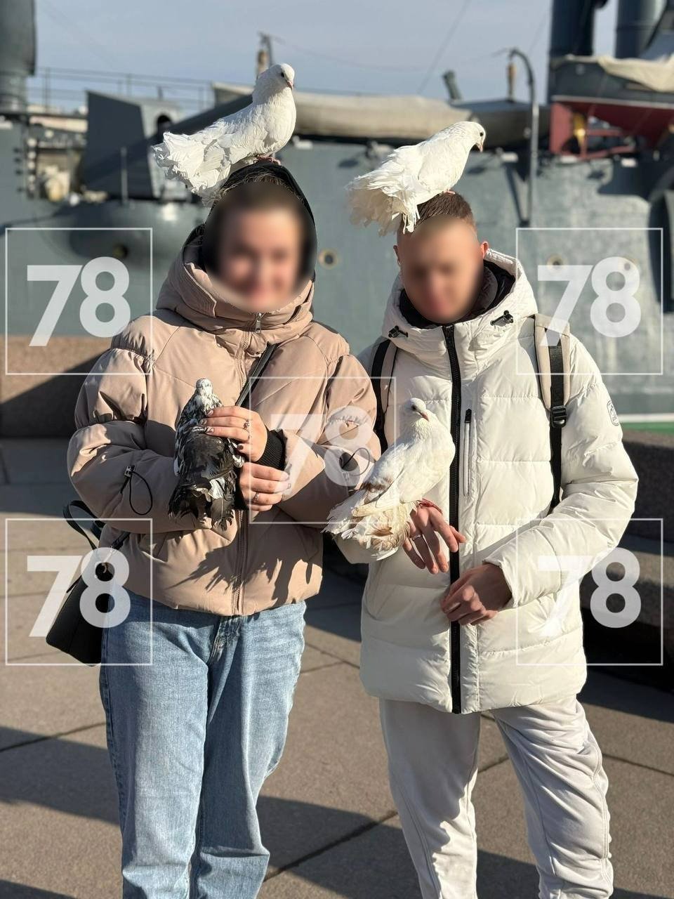 Россиянка сфотографировалась с голубями в Петербурге и потратила на это 80.000 рублей   Женщина гуляла по Петровской набережной, когда к ней подошли двое парней и предложили сделать фото с голубями. За это они попросили 80.000 рублей, которые женщина отдала наличными.   Позже она поняла, что это были мошенники, и обратилась в полицию.