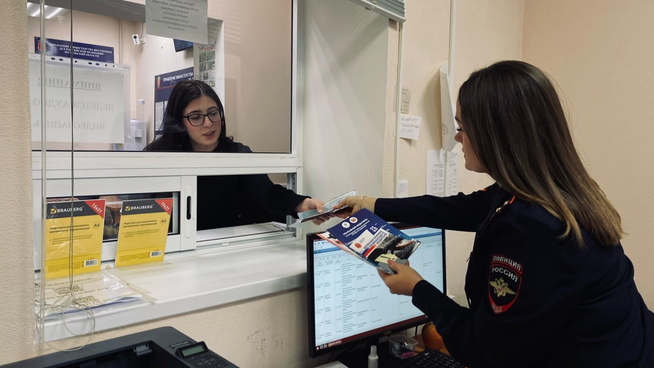 Сдавать на права и получать их туляки будут в МФЦ Выдачу водительских удостоверений в Тульской области оптимизируют Часть услуг от МРЭО уйдет в МФЦ это сдача экзаменов и выдача удостоверений сообщили в правительстве Эксперимент уже 4 года идет в Новомосковске Это позволило сократить сроки получения документов с 7 до 3 дней Чтобы перевести работу во все МФЦ региона нужна техническая донастройка во всех подразделениях ГИБДД Сроки пока не сообщаются   Подписывайся на Myslo