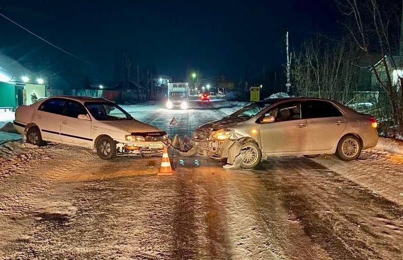 Двое детей пострадали во встречном столкновении Toyota в Тайшете  Авария случилась на одной из городских дорог накануне вечером. Известно, что 33-летняя женщина за рулем Toyota Belta во время движения выехала на "встречку" и врезалась в Toyota Korona, за рулем которой был 52-летний мужчина.   В результате ДТП двум детям потребовалась медицинская помощь.