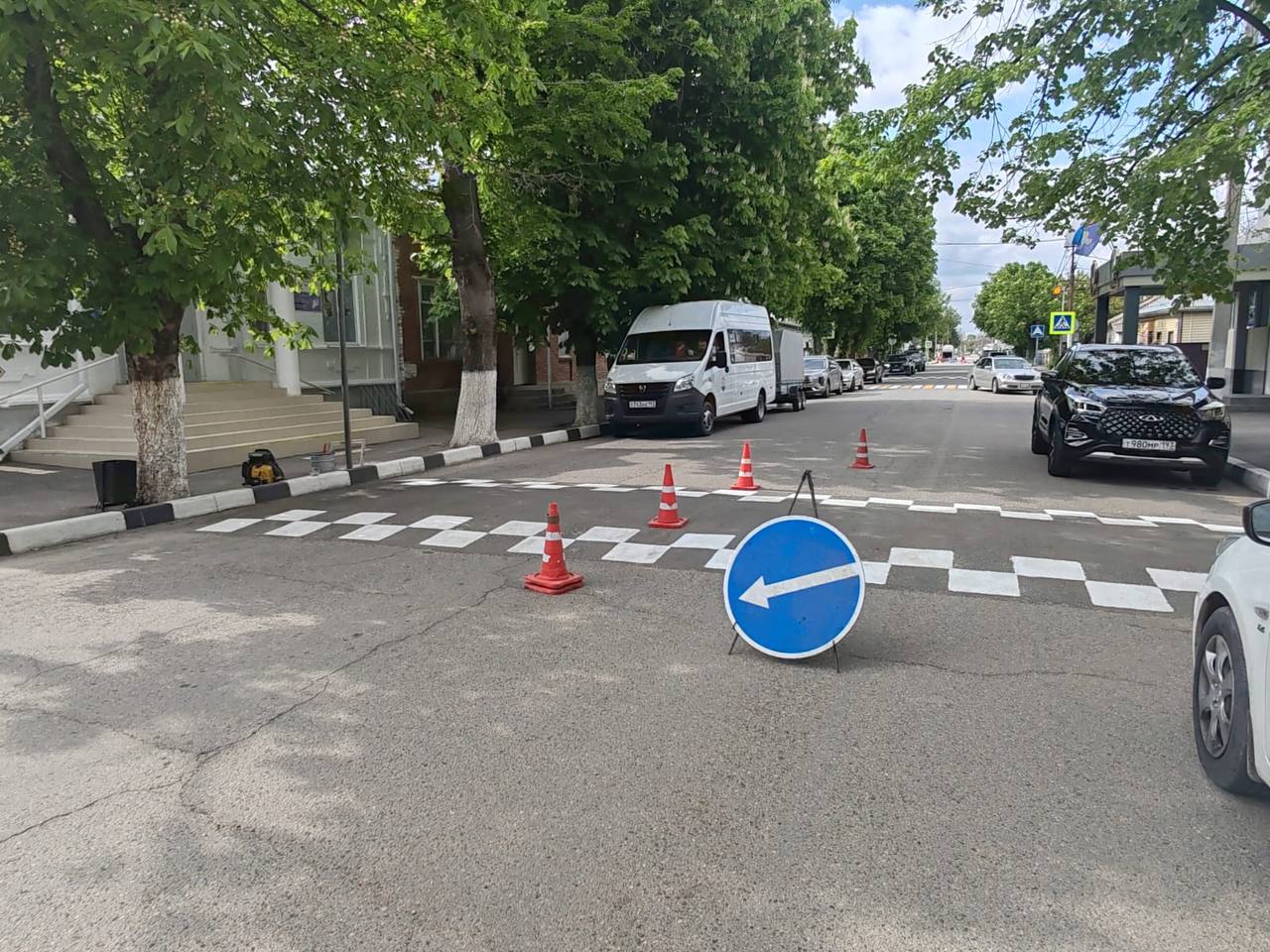 Благодаря принятым прокуратурой Отрадненского района мерам устранены нарушения требований безопасности дорожного движения Прокуратурой Отрадненского района проведена проверка соблюдения требований законодательства о безопасности дорожного движения по результатам которой выявлены нарушения в деятельности органов местного самоуправления. Так, в Отрадненском, Красногвардейском, Бесстрашненском, Рудьевском, Подгорненском, Малотенгинском, Передовском, Благодарненском, Подгорносинюхинском, Красногвардейском, Попутненском, Удобненском, Спокойненское, Маякском сельских поселениях в ходе эксплуатации автомобильной дороги в осенне-зимний период, в условиях перепадов температуры воздуха, переувлажнения их конструктивных элементов, произошли частичные износы дорожных разметок 1.14.1 «Пешеходный переход» и дорожных разметок 1.25 «Искусственная неровность». В целях устранения нарушений прокуратурой района внесено 14 представлений главам сельских поселений, в рамках рассмотрения которых выявленные нарушения устранены, ответственные должностные лица привлечены к дисциплинарной ответственности.