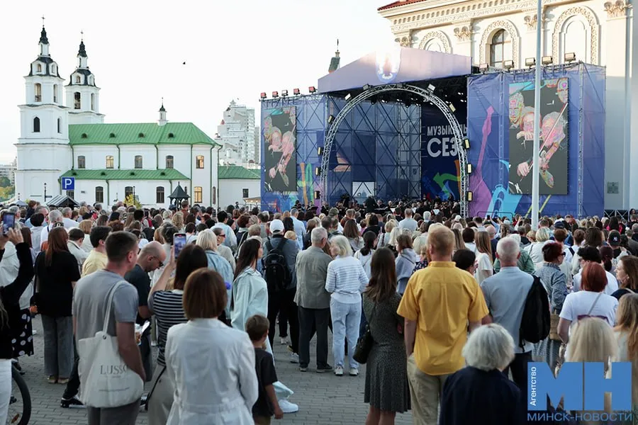 Летний музыкально туристический сезон начнется в Минске 23 мая Местом для мероприятий станет не только Верхний город но и историко культурный комплекс Лошицкий Раковский дворик и площадка возле Дворца спорта На территории Верхнего города можно будет послушать классическую музыку Кроме того возродят проект Джазовые вечера у ратуши Также там заработают библиотека под открытым небом локация для детей и площадка караоке В историко культурном комплексе Лошицкий по пятницам будут проходить театральные вечера А по субботам он станет принимать новый городской проект Формулу успеха  Читайте Минск Новости в MAX