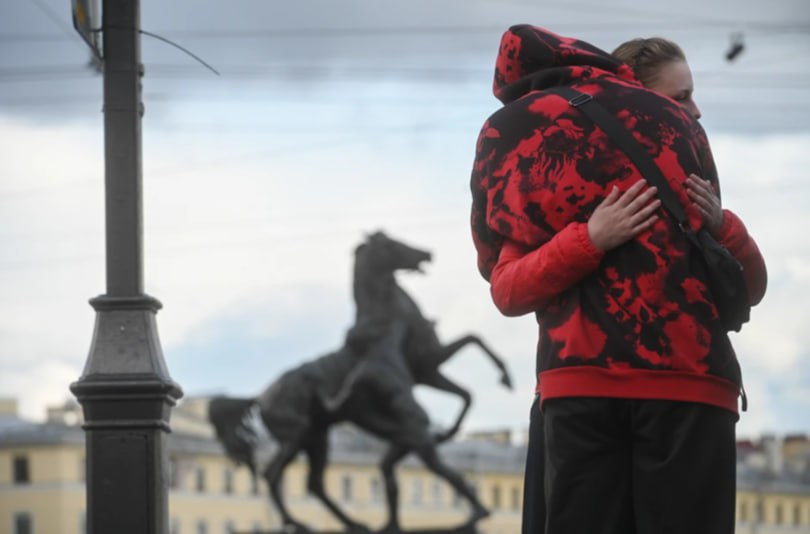 44 процента петербуржцев выступили против штрафов за флирт на работе Ранее с такой инициативой выступили некоторые депутаты Госдумы Однако опрос компании Superjob показал что только 18 респондентов поддержали возможность административных наказаний за романтическое поведение на работе Критики идеи указывают на отсутствие четких критериев определения флирта и подчеркивают что личная жизнь не должна регулироваться работодателем Примечательно что против инициативы выступили 55 мужчин и только 33 женщин Подпишись на Комсомольскую правду СПб отдай свой буст нам
