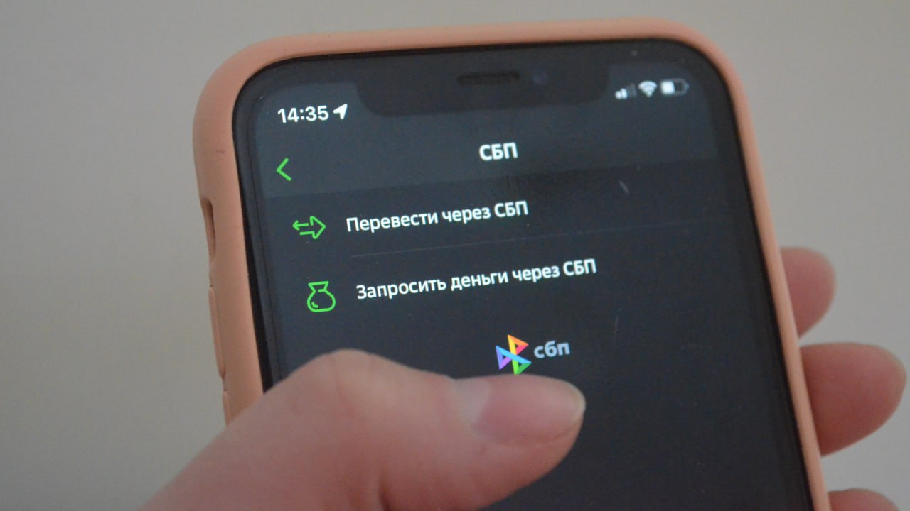 Согласно опросу ВТБ к ВЭФ 2025 россияне все чаще выбирают альтернативные способы оплаты благодаря бонусным программам и кешбэку Каждый третий респондент считает новые методы наиболее удобными а 60 готовы использовать их при наличии гарантий безопасности В регионах наблюдаются разные предпочтения NFC популярнее на Кавказе QR коды в Санкт Петербурге а переводы по СБП предпочитают жители Северо Запада Классические оплаты картой остаются наиболее востребованными в Поволжье Интерес к новым инструментам растет по всей стране отметил старший вице президент ВТБ Алексей Охорзин Написать в редакцию можно здесь gorod55ru