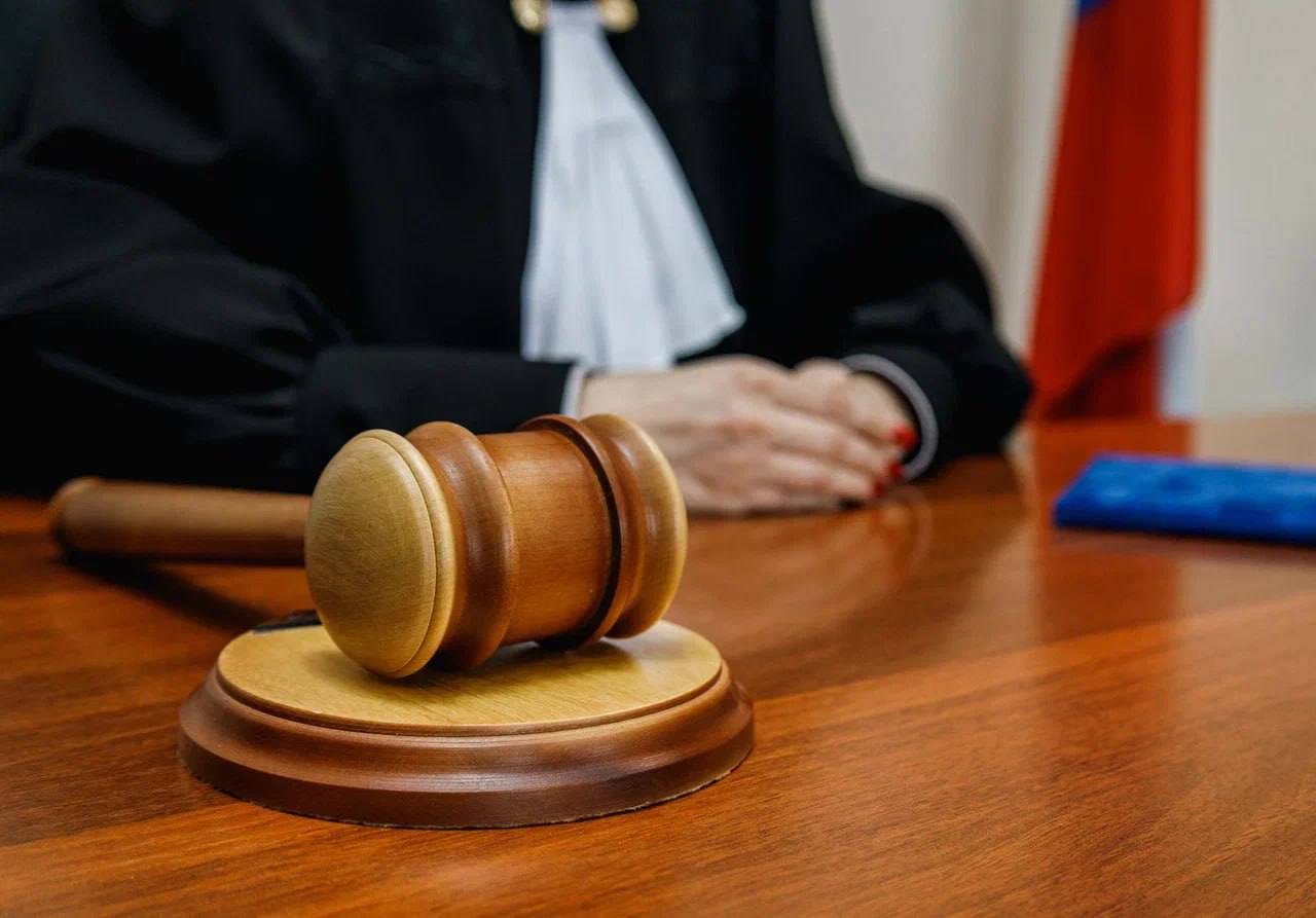 Югорчанка призналась в поджоге мэрии и трех служебных машин по указанию мошенников   В Мегионе вынесли приговор местной жительнице, о которой мы писали здесь. На суде она признала свою вину и раскаялась.   Женщина сядет в тюрьму на 3,5 года, когда ее ребенку исполнится 14 лет.     Мы ВКонтакте   Больше новостей здесь