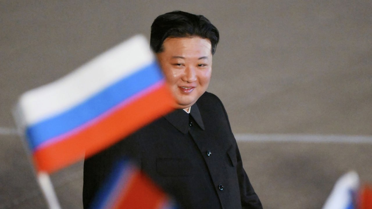 Ким Чен Ын направил Владимиру Путину поздравительную телеграмму по случаю Дня России, текст поздравления приводит ЦТАК. "От имени правительства и народа КНДР, а также от имени самого себя посылаю теплые поздравления и товарищеский привет Вам и через Вас правительству и народу братской России". Он выразил твердую уверенность в сохранении правительством и народом России суверенитета, интересов безопасности и территориальной целостности РФ. Корейский лидер отметил, что дружественные отношения между двумя странами, завязанные и проверенные в условиях всяческих испытаний и вызовов истории, безостановочно будут продолжаться. "Я и КНДР всегда будут с Вами и Российской Федерацией".