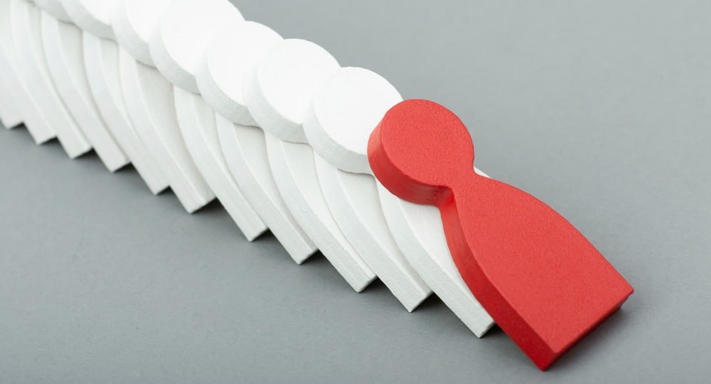 Псковский городской суд принял решение о временном отстранении от должности главного врача Псковской областной инфекционной клинической больницы Анастасии Повторейко Основанием для такого решения послужило ходатайство следователя который обвиняет врача в совершении преступления предусмотренного пунктом е части 3 статьи 286 Уголовного кодекса Российской Федерации Главный врач Псковской инфекционной больницы отстранена от должности что известно о деле Подписывайтесь на канал МК в Пскове