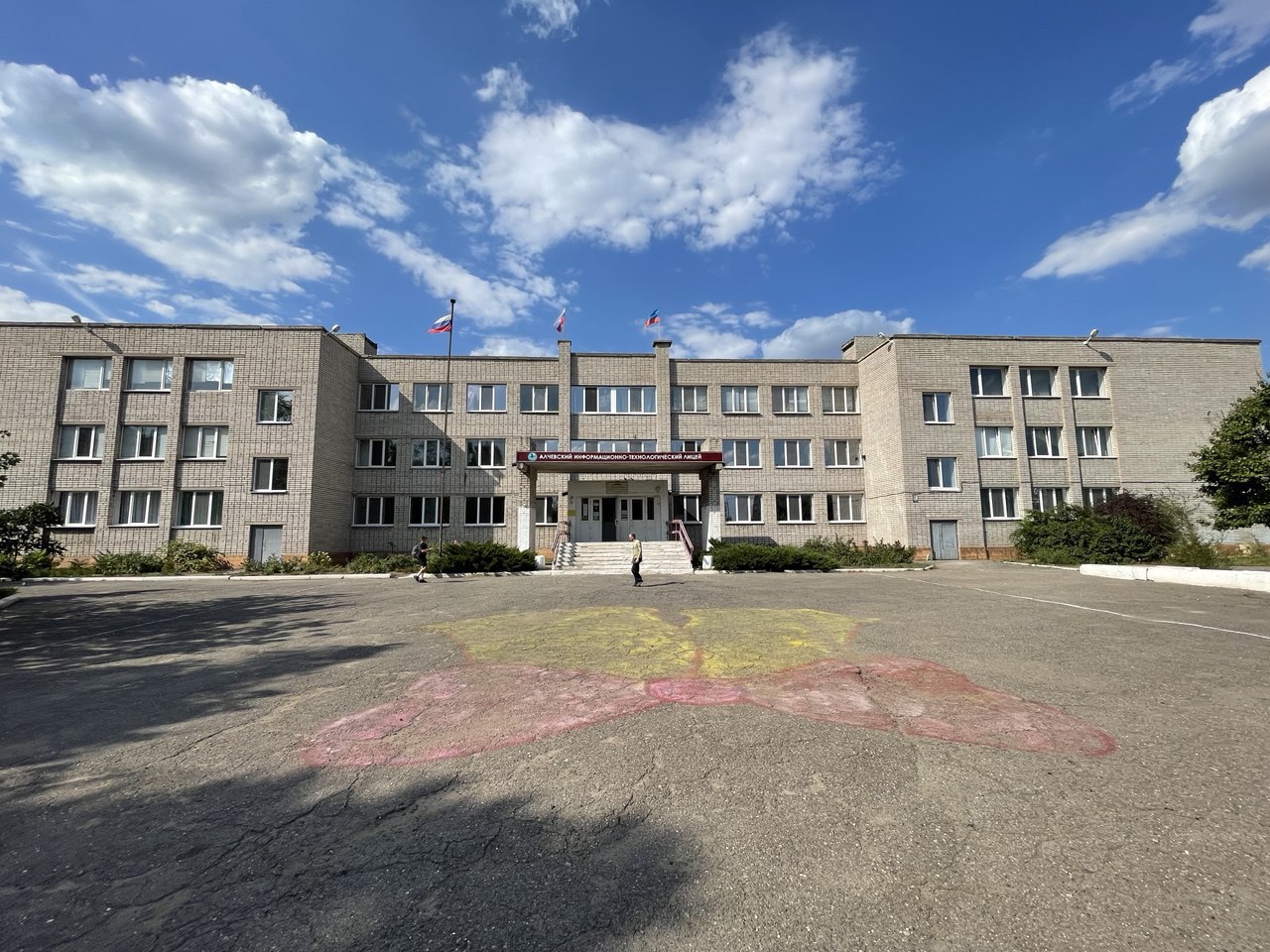 Более 600 окон заменили в этом году в образовательных учреждениях Алчевска В рамках подписанного соглашения о сотрудничестве между Вологодской областью и городом Алчевском Луганской Народной Республики, а также при поддержке Георгия Юрьевича Филимонова, в этом году проводится замена оконных блоков в восьми учреждениях образования подшефного города. К настоящему времени полностью заменили окна на пяти объектах, ещё в трёх - работы близятся к завершению. Замена окон в учебных учреждениях нужна для создания удобной и безопасной среды для обучения и развития детей. Школьники и воспитанники детских садов новый учебный год начнут в комфортных условиях. Новые окна позволят обеспечить безопасное проветривание и сохранение тепла в зимний период.