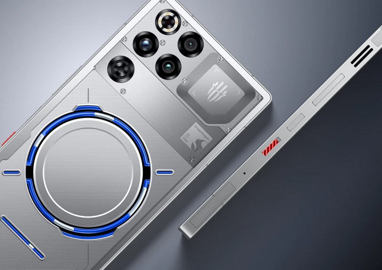 Бренд RedMagic официально представил на мировом рынке свой новый флагманский смартфон RedMagic 11 Pro модель известную в Китае как RedMagic 11 Pro Именно этот смартфон возглавил свежий рейтинг производительности AnTuTu то есть на текущий момент это самый мощный флагман в мире Главная особенность новинки система AquaCore объединяющая систему жидкостного охлаждения с воздушной вентилятором с частотой 24 000 об мин Жидкостное охлаждение стало частью дизайна в версиях Nightfreeze и Subzero через прозрачную заднюю панель можно буквально видеть как циркулирует жидкость Для любителей классики есть непрозрачная версия Cryo в чёрном цвете Производитель утверждает что испарительная камера площадью 13 116 мм2 самая крупная среди всех смартфонов RedMagic 11 Pro построен на Snapdragon 8 Elite Gen 5 дополненной собственным игровым процессором RedCore R4 Варианты ОЗУ 12 16 или 24 ГБ