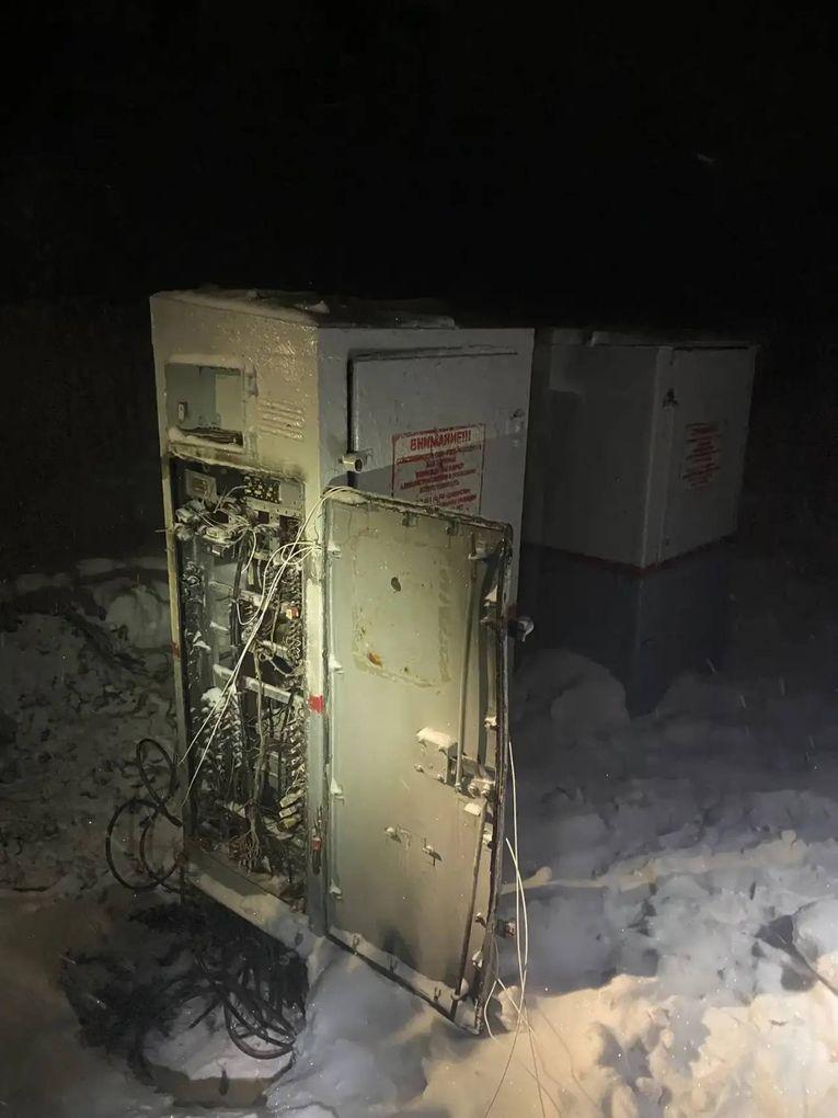 Двоих подростков задержали за поджог релейного шкафа на территории Ижевского региона ГЖД В Башкирии задержали двух подростков подозреваемых в поджоге релейного шкафа на перегоне Янаул Рабак Ижевского региона Горьковской железной дороги сообщает пресс служба УТ МВД России по ПФО Поджог обнаружили железнодорожники Прибывшие на место полицейские линейного отдела полиции на станции Красноуфимск Ижевского ЛО МВД России на транспорте обнаружили кабели со следами оплавления предохранители и зажигалку Совместно с региональными управлениями ФСБ и МВД Башкортостана были организованы разыскные мероприятия По горячим следам задержаны двое 15 летних подростков из города Янаул Несовершеннолетние признались что задание поджечь железнодорожное имущество они получили в ходе переписки в мессенджере За совершение поджога им пообещали 15 тысяч рублей но обещанных денежных средств они не получили отмечают в пресс службе Как сообщают в Центральном МСУТ СК России возбуждено уголовное дело по статье 205 УК РФ Совершение террористического акта группой лиц по предварительному сговору Обвиняемых поместили в СИЗО Следственные действия продолжаются устанавливаются дополнительные эпизоды и иные участники преступления Фото пресс служба УТ МВД России по ПФО