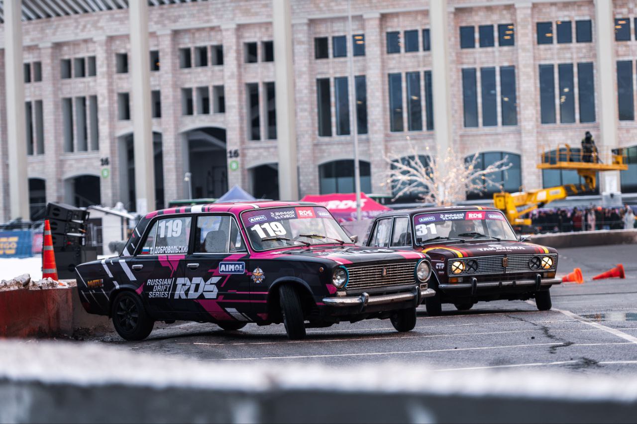 Дарим 2 билета на Зимний Кубок РДС в Петербурге Получить их просто 1 Поставить реакцию этой записи 2 Оставить комментарий к этой записи 3 В случае выигрыша написать в личные сообщения сообщества до 17 00 05 12 2025 05 12 2025 мы выберем победителя с помощью рандомайзера Что за мероприятие 6 и 7 декабря спортсмены встретятся в Санкт Петербурге на автодроме Игора Драйв в рамках первого этапа Зимнего Кубка РДС Талантливые новички бросят вызов победителям ведущих российских и международных соревнований и на равных будут побороться за места на пьедестале почёта Спортсмены выйдут на старт за рулём подготовленных для дрифта классических Жигулей ВАЗ Самые народные автомобили добавляют заездам зрелищности и вместе с тем делают соревнования максимально доступными для участников Билеты на воскресенье 7 декабря Оба билета в одни руки