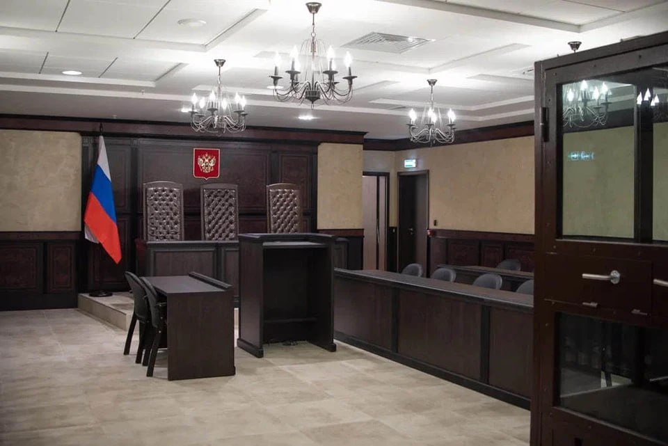 Украла у клиентов более 20 млн рублей: в Оренбуржье директора агентства недвижимости обвиняют в мошенничестве Жительница Самарской области с марта 2023 года по февраль 2024 года пользовалась доверием клиентов и похищала их деньги. Одним пострадавшим женщина сообщала ложную информацию о принадлежности объекта недвижимости и обещала помочь в его приобретении. Другим – о наличии наложенных на строения обременений и возможности их снятия. В некоторых случаях директор и вовсе похищала переданные клиентами деньги. Потерпевшими оказались 23 человека. Ущерб превысил 20 млн рублей. Уголовное дело направили в Бузулукский районный суд.
