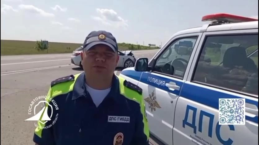 В ДТП в Верхнеуральском районе погибла женщина, еще двое человек госпитализированы В Верхнеуральском районе Челябинской области в ДТП на105 километре автодороги «Южноуральск – Магнитогорск» столкнулись автомобили «Газель» и «Опель Астра». Грузовиком управлял 65-летний мужчина, а за рулем «Опеля» был 24-летний мужчина. «В результате ДТП пассажир автомобиля «Газ», женщина 1952 года рождения, скончалась на месте происшествия, водитель и еще один пассажир автомобиля «Газ» получили травмы и были госпитализированы», – уточнили в областной ГАИ. На месте работают сотрудники Госавтоинспекции и следственно-оперативной группа. URALPRESS.RU