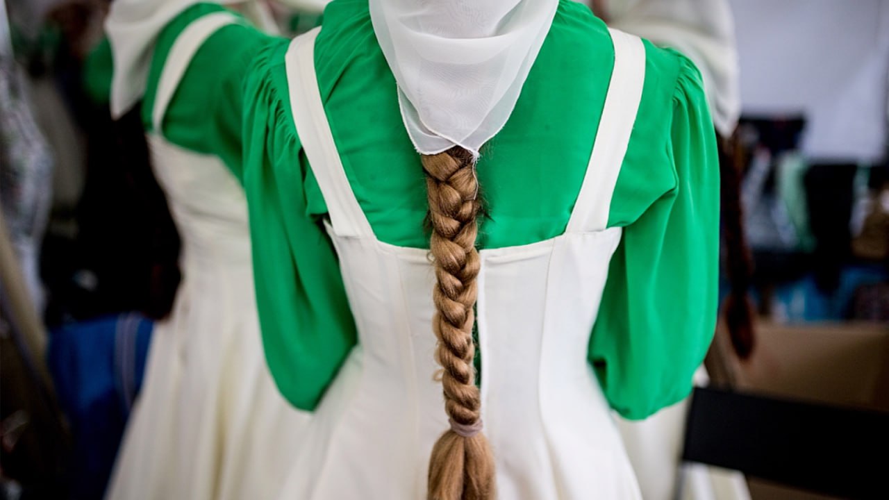 Духовно нравственную культуру России в школах в этом учебном году введут пока только для пятиклассников Минпросвещения изменило сроки введения Духовно нравственной культуры России в школах пишет РИА Новости со ссылкой на ведомство Ранее сообщалось что новый предмет должны ввести в 5 7 х классах с 2026 27 учебного года Теперь заявлено что ДНКР будет изучаться только в 5 классе а в 6 и 7 классах предмет появится с 2027 28 учебного года Изучение ДНКР направлено на формирование у обучающихся мировоззрения основанного на традиционных российских духовно нравственных ценностях следует из текста приказа Минпросвещения Формировать духовно нравственные ценности у школьников планируется через изучение жизни государственных деятелей в том числе героев специальной военной операции и иных значимых личностей России Сдвинулись сроки и для сокращения количества часов на изучение в школах иностранного языка С 1 сентября 2026 года пятиклассники будут изучать иностранный язык два часа в неделю вместо трех А с 1 сентября 2027 года до двух часов в неделю сократится изучение иностранного языка и в 6 7 х классах Согласно пояснительной записке к приказу Минпросвещения корректировка объема изучения иностранных языков нужна для оптимизации нагрузки и рационального перераспределения учебного времени Фото ТАСС